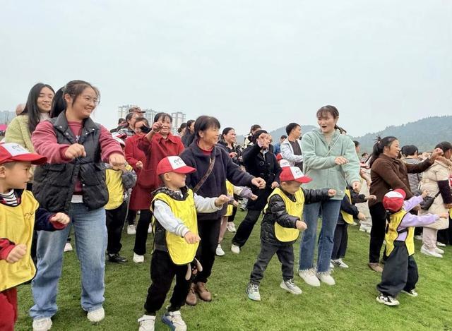 遂宁安居一幼开展“和自然一起打喷嚏‘爱秋’”主题秋游活动